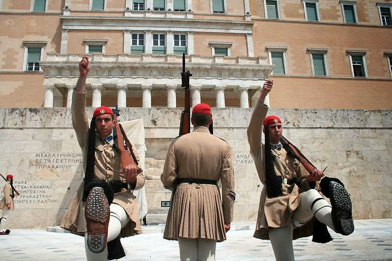 Ο μυστικός κώδικας των Ευζώνων! Με ποιον τρόπο διώχνουν εκείνους που τους ενοχλούν…